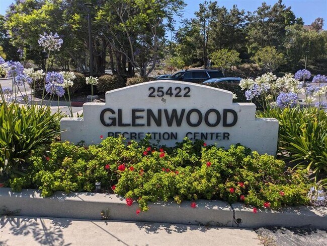 Building Photo - Charming 1Bd Upstairs Condo w/ Den & Garage