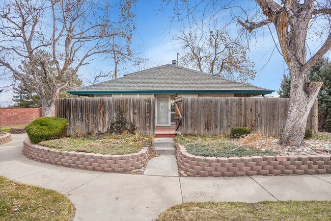 Building Photo - $2,145.95 with $300 Off the first month's rent, 2 Beds - 1 Bath, Townhouse in Greenwood Village w...