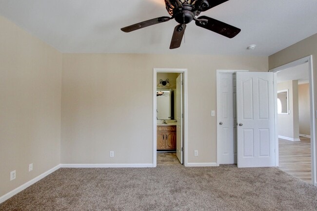 Building Photo - Cozy 3 bd 2 bath in the heart of Clarksville.  Fresh paint and Flooring!