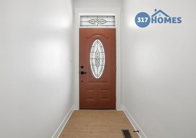 Building Photo - Modern 3 Bedroom Townhome with Skyline Views in Holy Cross