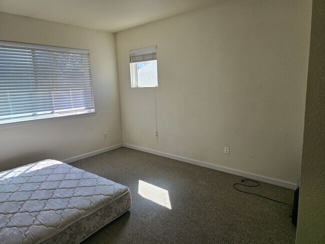 Building Photo - Three-bedroom condo in Denver boasts a lar...