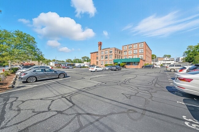 Building Photo - 10 Linwood St