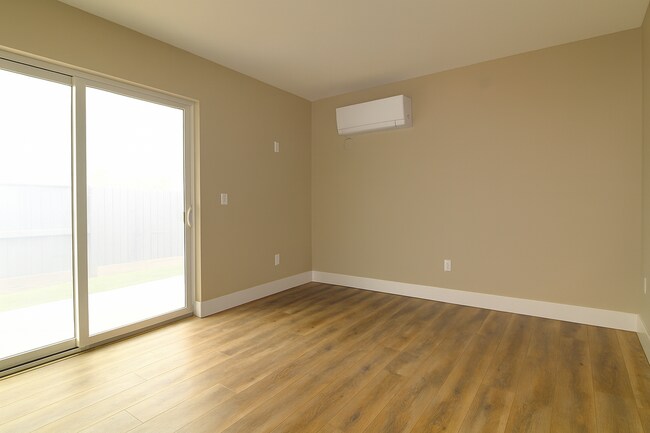 Building Photo - Your Bend Retreat: Spacious Townhouse with...