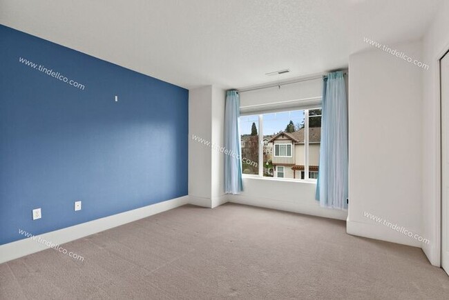 Building Photo - Picturesque 2 Bedroom 2.5 Bathroom Townhou...