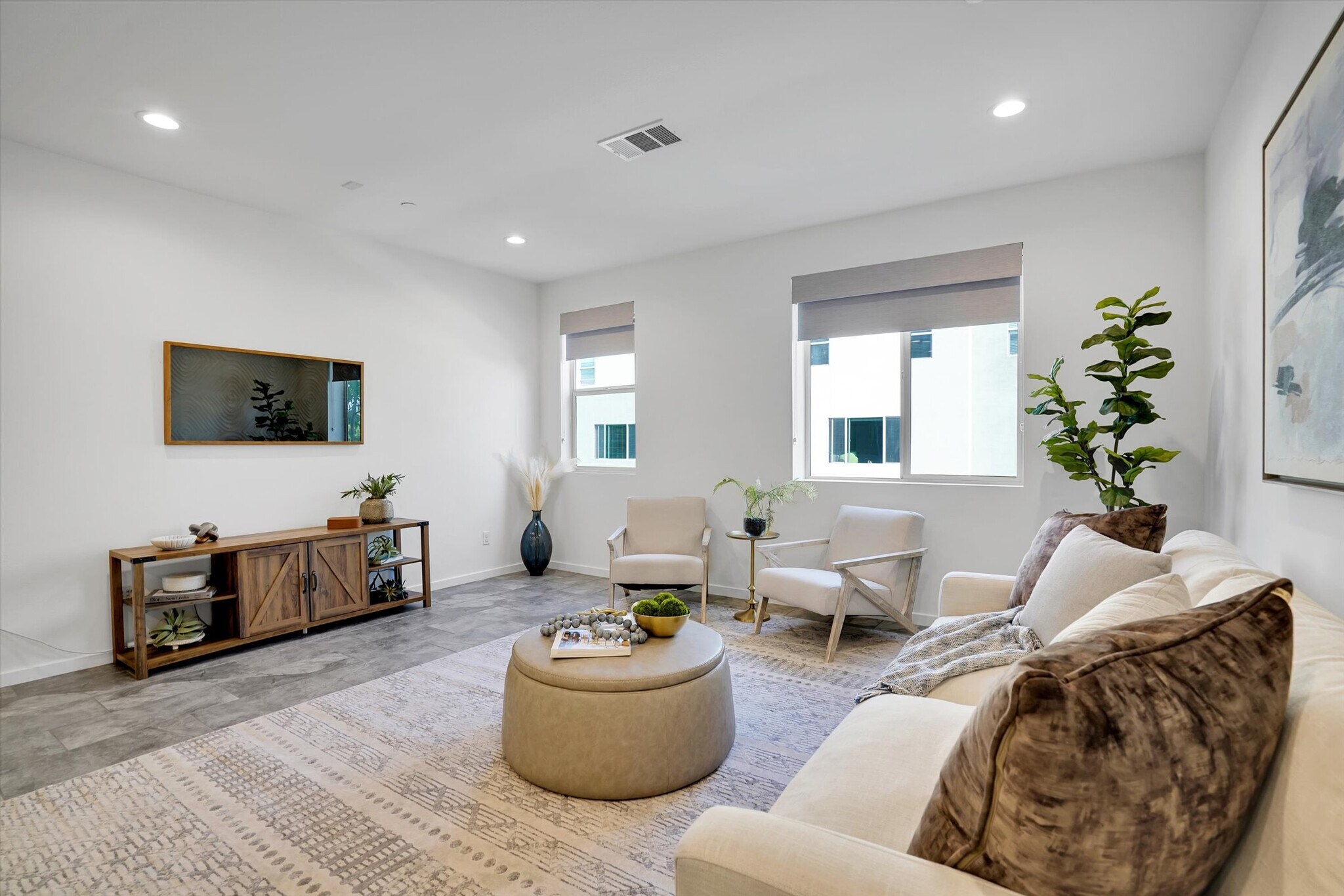 Building Photo - 1512 W Artesia Sq