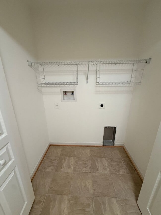 Building Photo - ACT FAST! 4 Bedroom Townhome in Desirable Gateway Overlook Community!