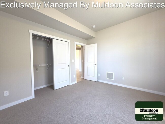 Building Photo - Beautiful 3 bed, 3 bath home in the desirable Pathways community!