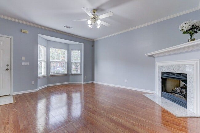 Building Photo - Spotless 2 bedroom townhome in Hardison Hills
