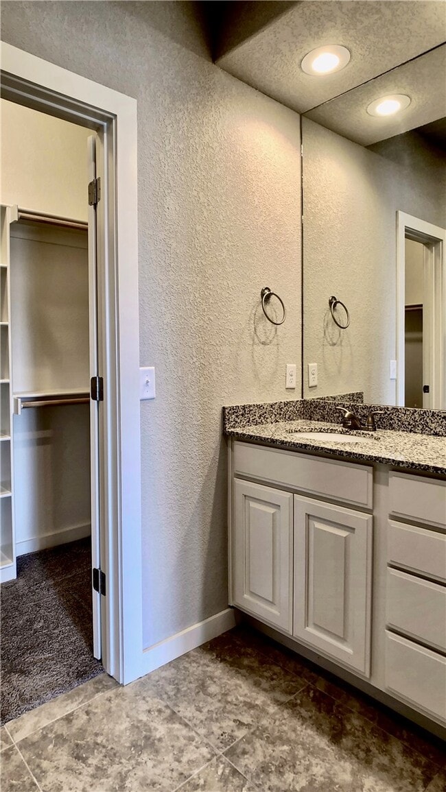 Building Photo - 1690 N Izard Ln