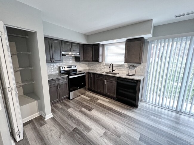 Building Photo - Three Bedroom Townhome in Covington!