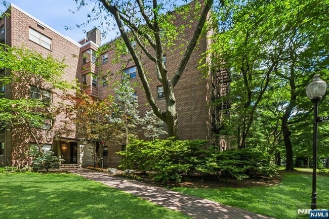 Building Photo - 3050 Edwin Ave