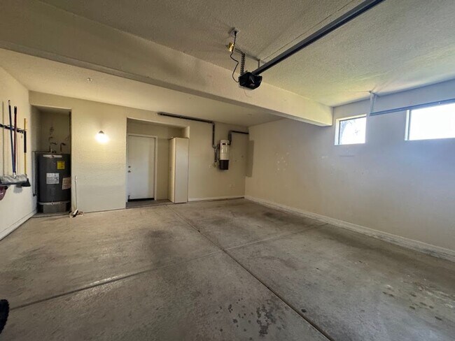 Building Photo - BEAUTIFUL 3 BEDROOM 3 BATHROOM HOME IN GAI...