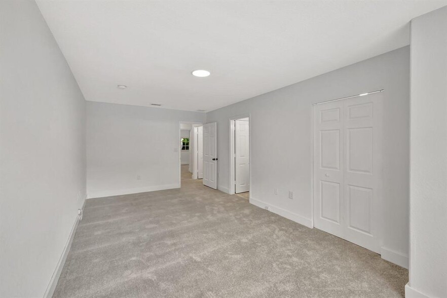 Building Photo - 3055 Riverside Dr