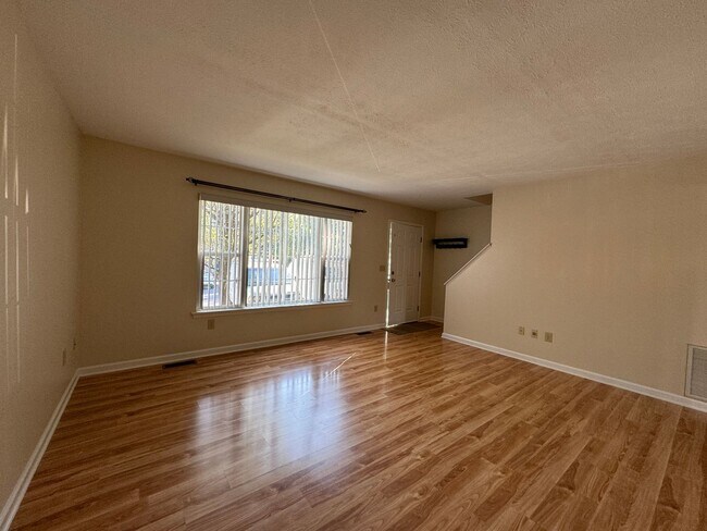 Building Photo - Immaculate Stonewall Heights Townhome!