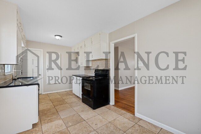 Building Photo - 3408 S Hiram Ave