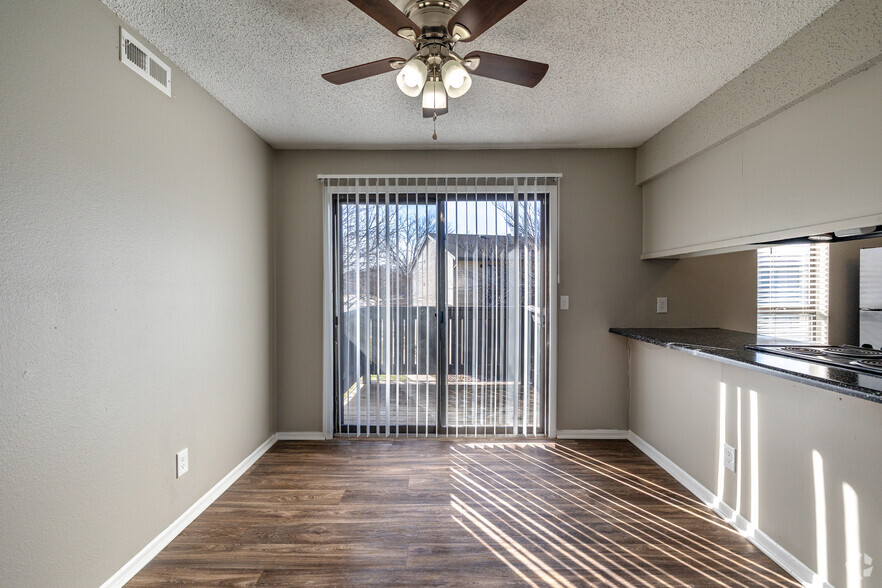 2BR, 2BA - 984SF - Dining Room - Eastgate Apartments