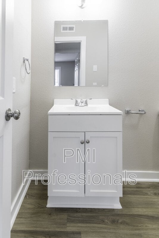 Building Photo - 135 Kingsridge Dr