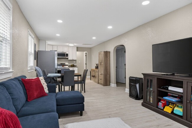 Building Photo - 2210 Pearl St