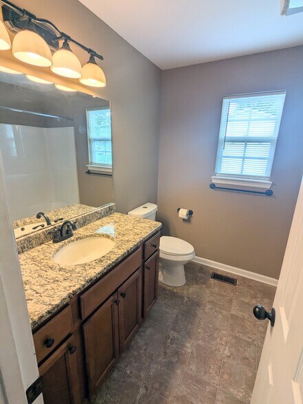 Hall bathroom - 2237 Spring Meadow Ln SE