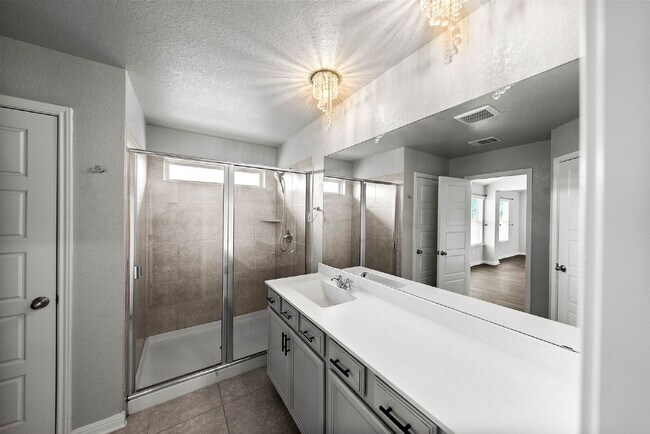Building Photo - Beautifully Upgraded 3-Bedroom Home for Re...