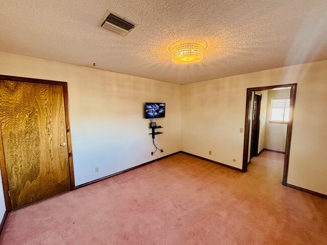 Building Photo - 527 Westlake Dr