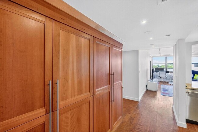 Building Photo - 2555 Collins Ave