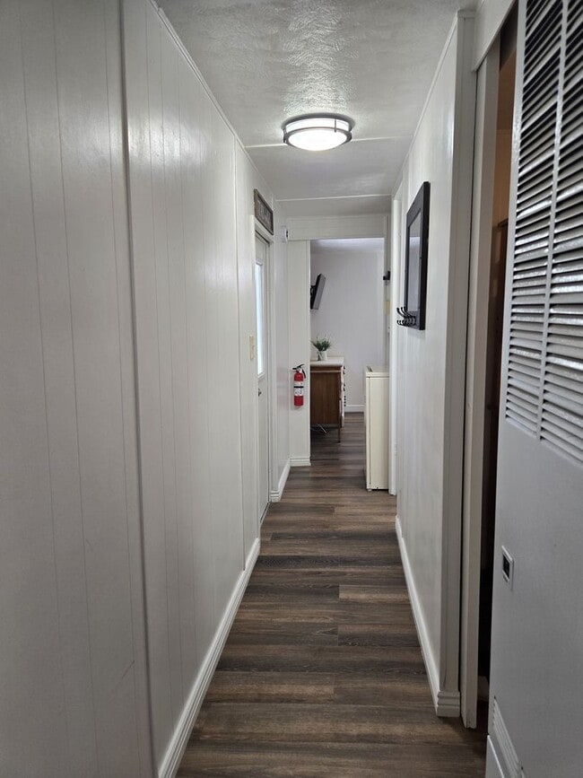 Building Photo - Great Two Bedroom Close To Midtown