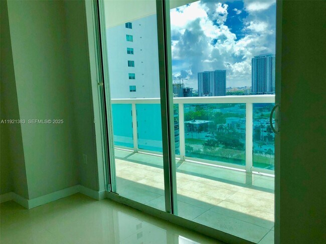 Building Photo - 1800 N Bayshore Dr