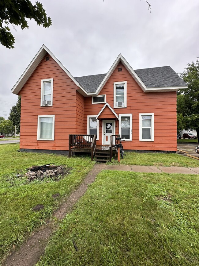 Primary Photo - 3 Bed 1 Bath close to UWEC! Available June 1st