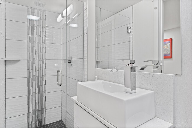 Building Photo - 3420 Alamo Pl S