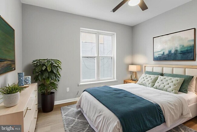 Building Photo - 160 Richmond St