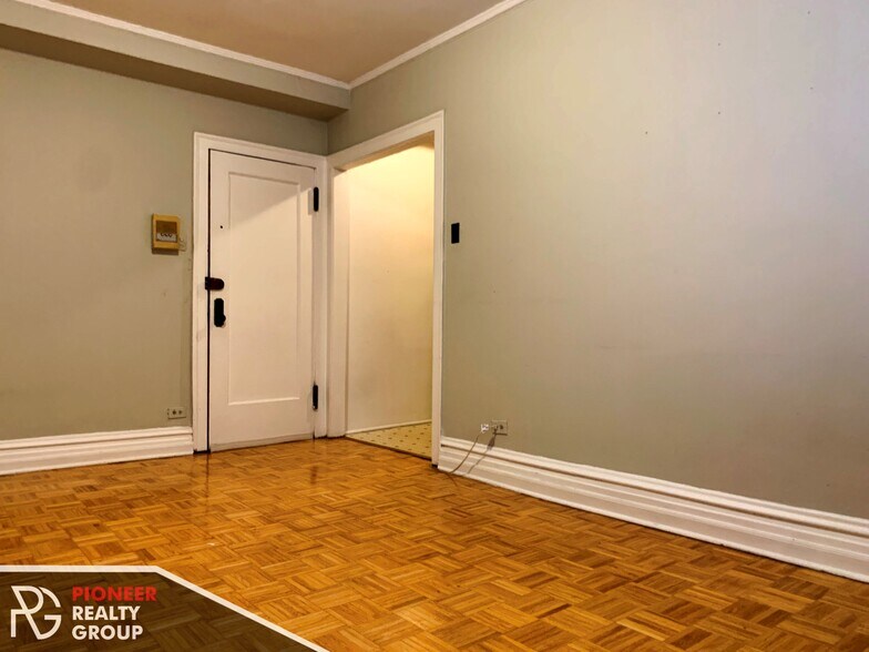 Building Photo - 705 W Belmont Ave