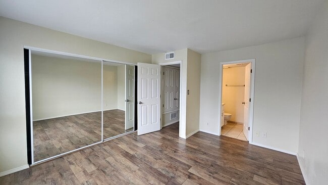 Building Photo - Cute condo for rent, 2 bedrooms, 2.5 bath