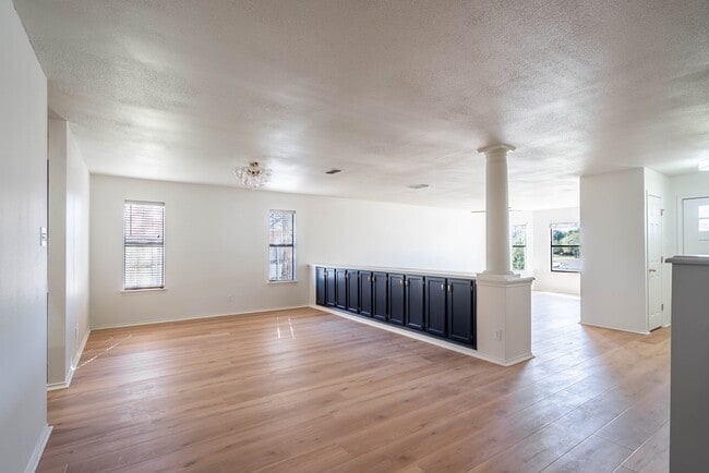 Building Photo - 8121 San Antonio St