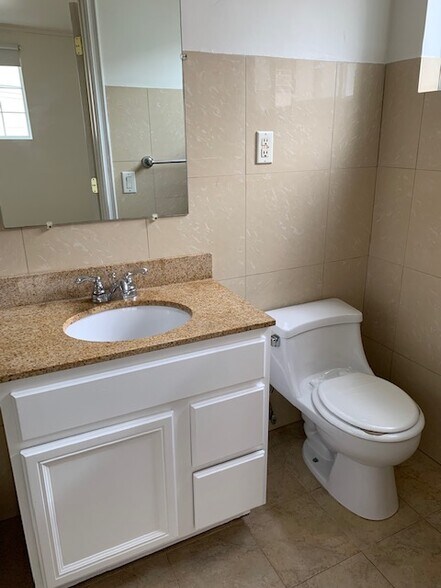 Building Photo - 335 N Oakhurst Dr