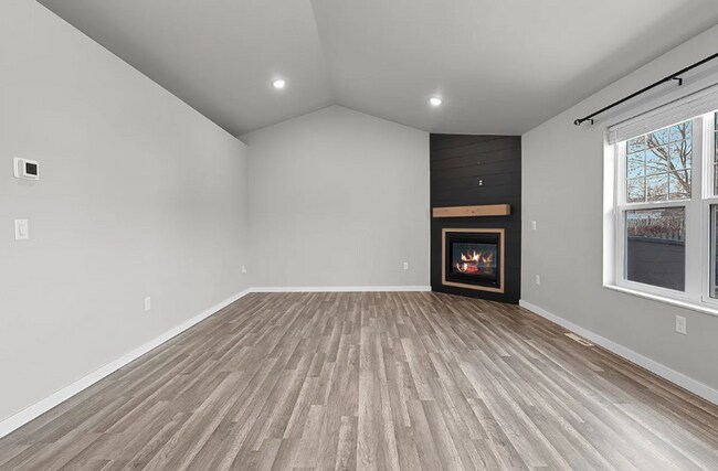 Building Photo - 4 Bedroom- 2.5 Bathroom New Build Duplex- Pulaski!