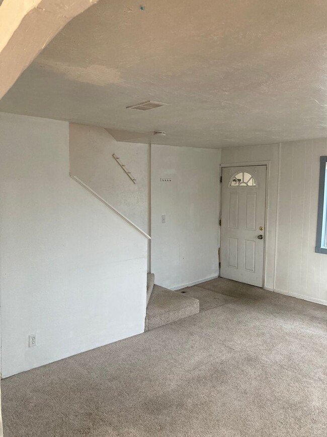 Building Photo - Spacious 2-Bedroom Duplex with Large Fence...