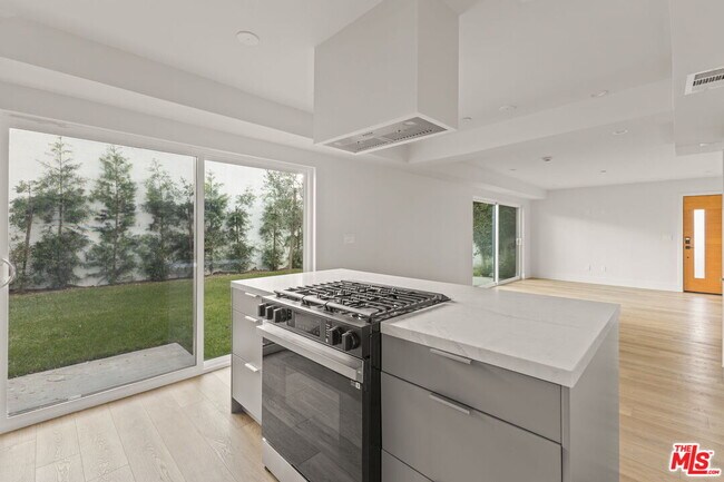 Building Photo - 1752 N Van Ness Ave