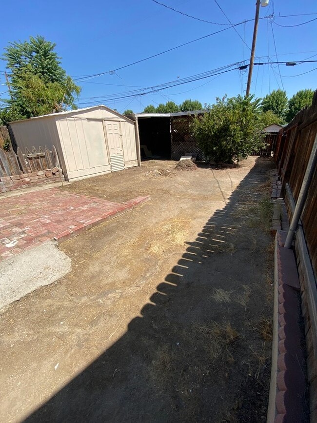 Building Photo - 704 Lucard St