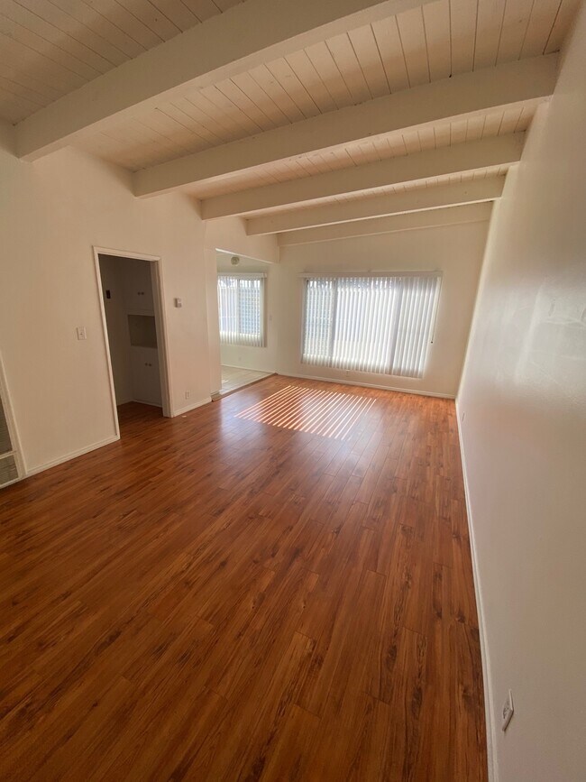 Building Photo - 11718 Victoria Ave