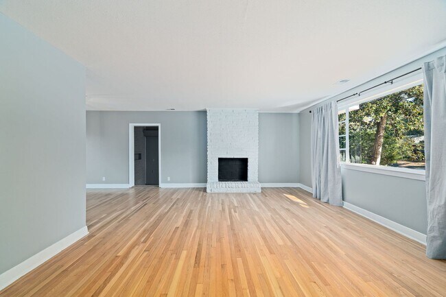 Building Photo - Peaceful Living in West Ashley!