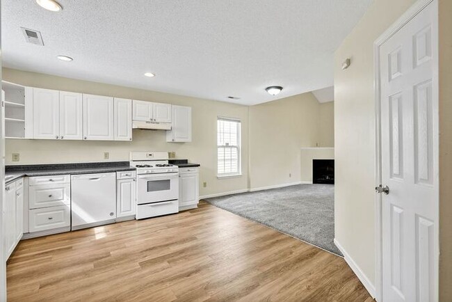 Building Photo - 3 BR/ End UNIT/ FIRE PLACE! Cozy townhouse...