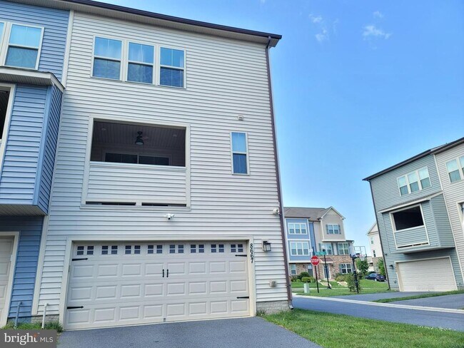 Building Photo - 8667 Shady Pines Dr