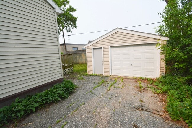 Building Photo - Adorable 2 bedroom home with garage just b...