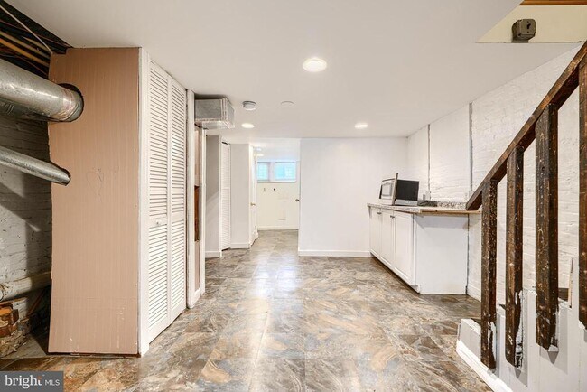 Building Photo - 2715 E Monument St