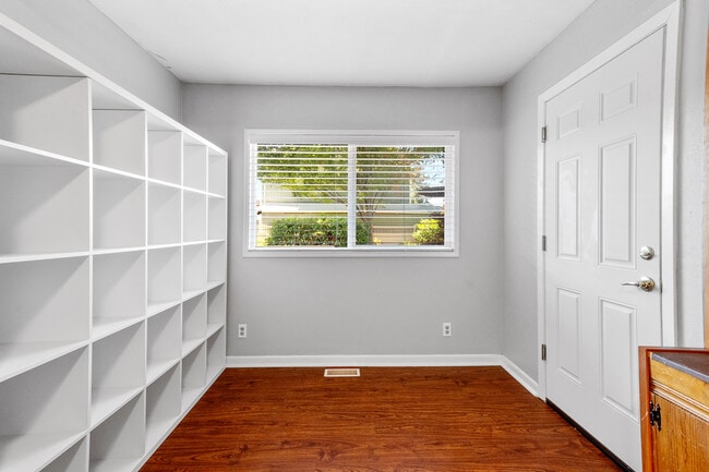 Building Photo - 4921 SE 76th Ave