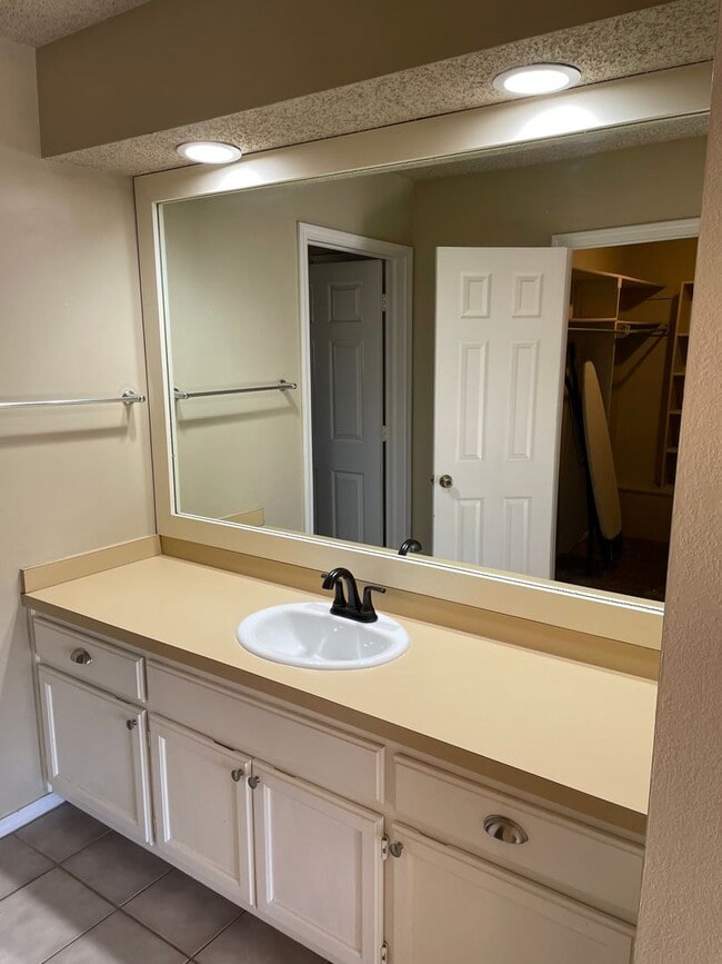 Building Photo - Darling 1 Bed, 1.5 Bath Townhouse with sma...