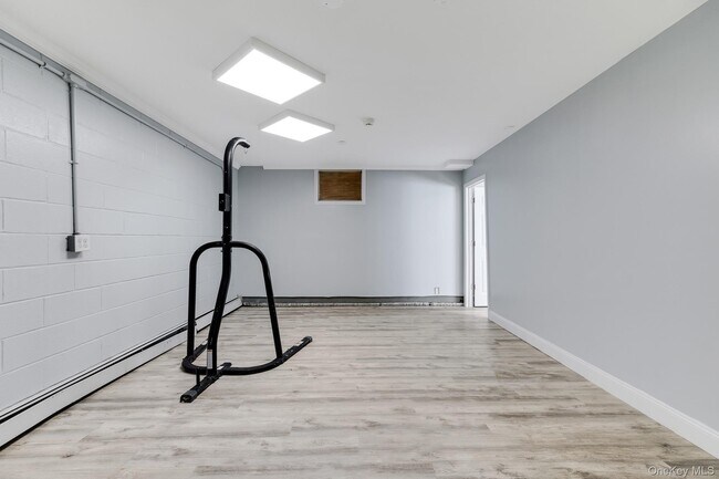 Building Photo - 996 Haverstraw Rd