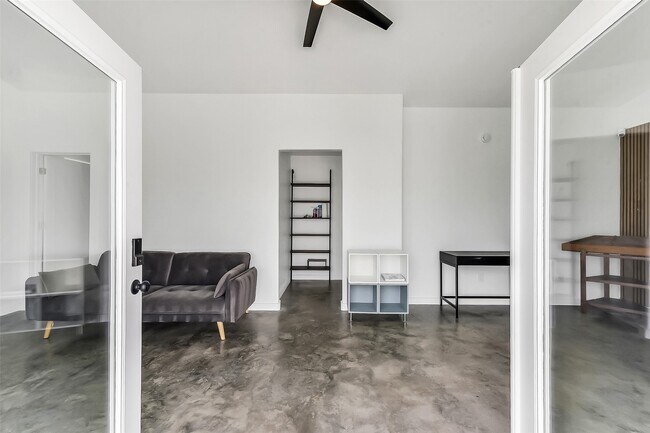 Building Photo - 1813 Crockett St