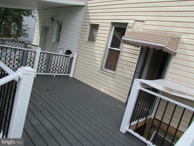 Building Photo - 412 Lindley Ave